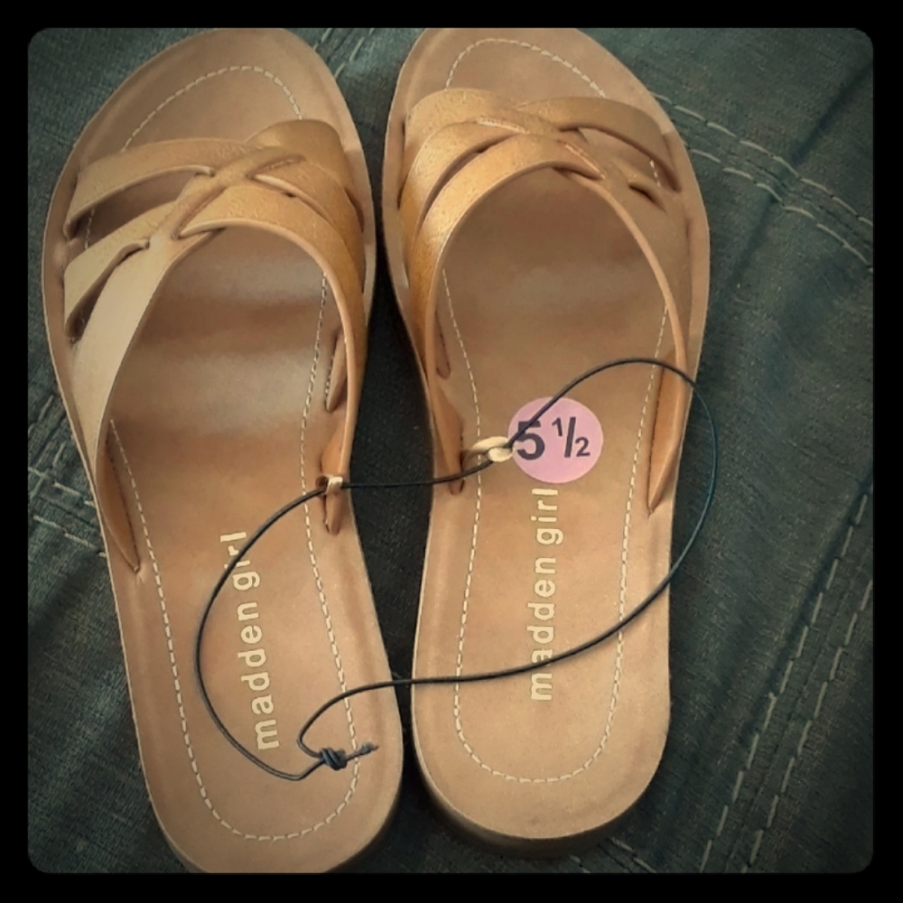New Madden girl Sandals size5.5 but fit like a 6